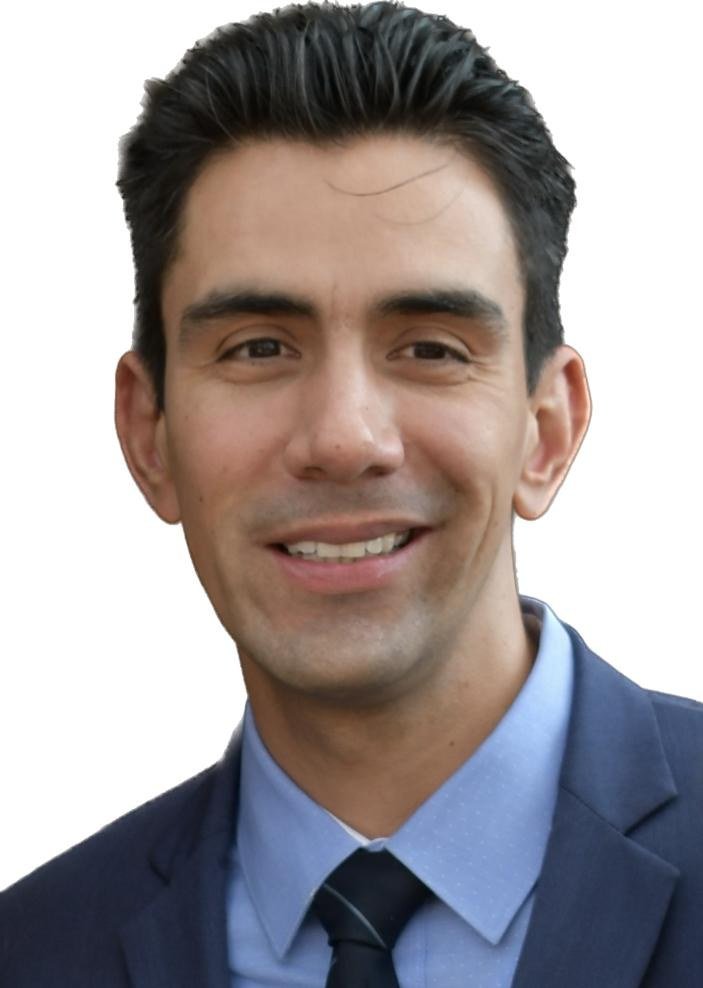 Retrato de Emmanuel Meraz con traje y corbata